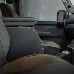 Toyota Land Cruiser 79 2.8 Auto - Centre Console